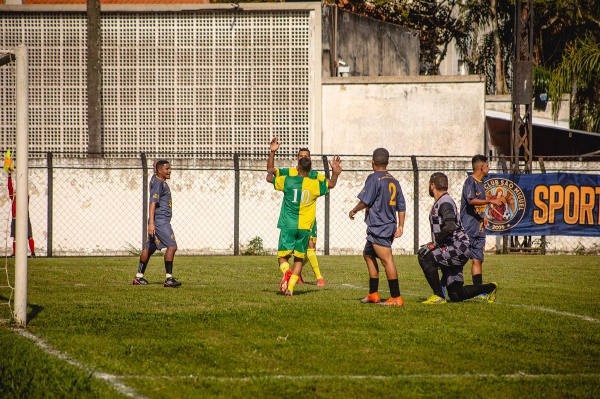 logotipo de clube de futebol e membros em roupas tradicionais em fiji